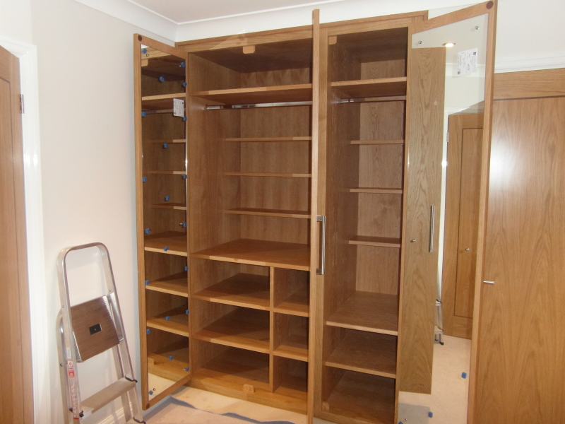 Bookmatched oak veneer built in wardrobe