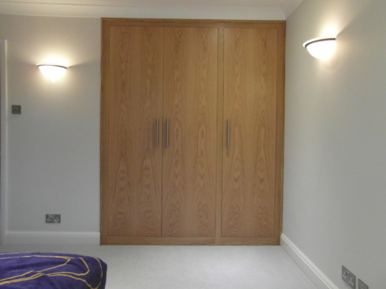 Bookmatched oak veneer built in wardrobe