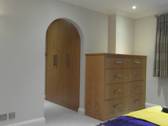 Bookmatched oak veneer wardrobe and chest of drawers