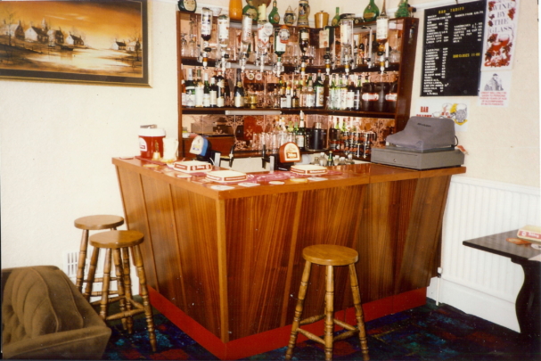 Hotel corner bar in sapele and laminate