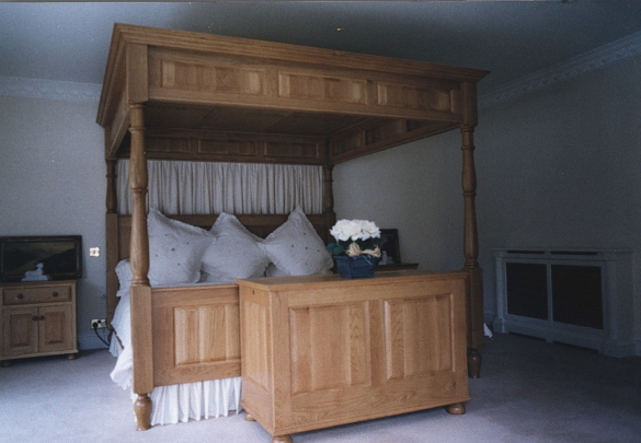 Oak 4 poster bed and ottoman